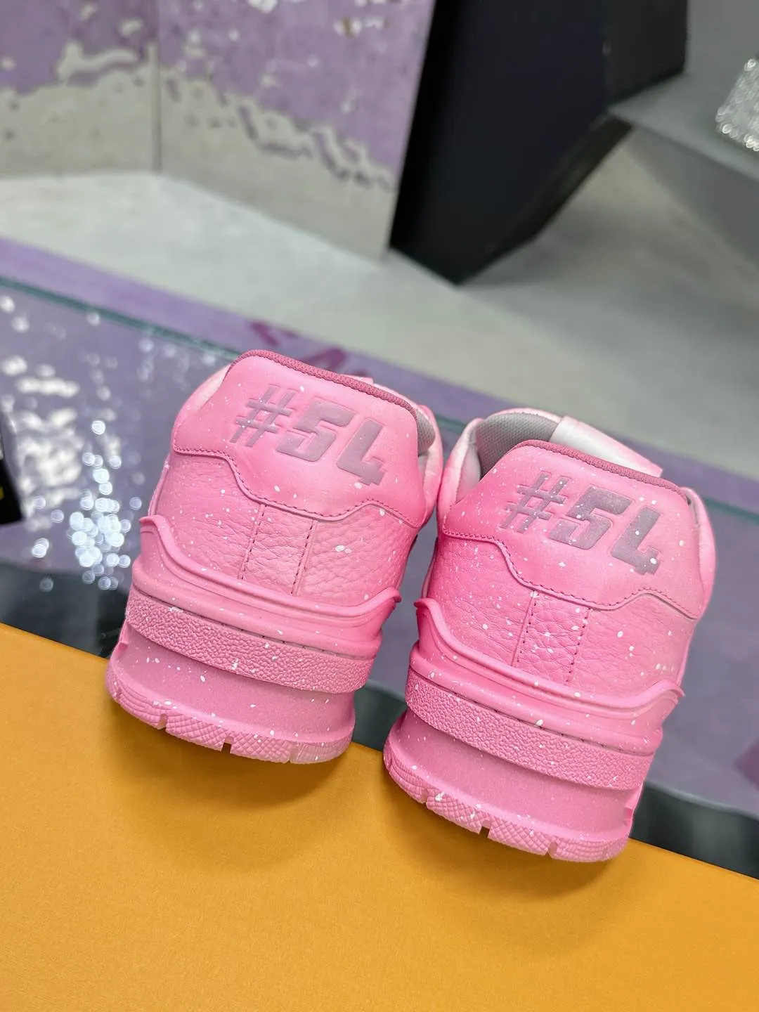 Men's men's shoes💰840❤️❤️❤️ (craft style, hand-rubbed, distressed, solid color, couple style) Original development, quality shipment, welcome to compare ❥❥❥❥❥❥LV sneaker series LV Trainer Maxi sneakers introduce the loose silhouette of the ready-to-wear series into the LV Trainer sneaker design written by Virgil Abloh, making an eye-catching appearance at the 2023 spring and summer men's wear show. The cow leather upper is combined with rough fabric laces, and colorful beading highlights the brand's classic elements. LV letters mark the tongue and Monogram floral outsole. Mixed materials Made of first-layer cowhide, wrapped in imported custom-printed denim, thick shoelace design, large Monogram print on the side, "lv 54" badges on the tongue and heel, rubber outsole decorated with Monogram flowers, mesh lining and cotton feet, the comfort is as extreme as ever, premium heritage, quality first, worth owning! Size: 35-40 for women, 39-44 for men (45 and 46 are custom-made and non-returnable) ♡Full set of packaging with original gift box